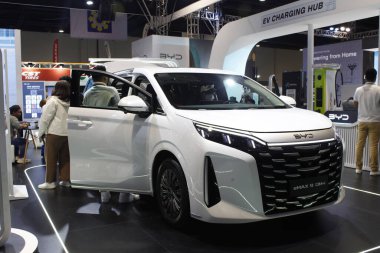 PAsay, PH - OCT 25 - Byd emax 9 Filipin elektrikli araç zirvesinde (PEVS) 25 Ekim 2025, Pasay, Filipinler. PEVS, Filipinler 'de düzenlenen yıllık bir otomobil etkinliğidir..