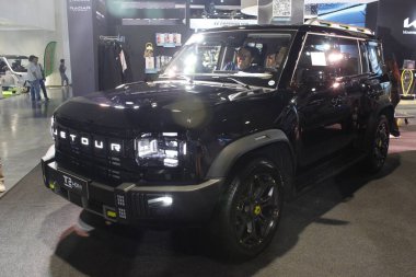 Pasay, PH - OCT 25 - Filipin elektrikli araç zirvesinde Jetour t2 (PEVS) 25 Ekim 2025, Pasay, Filipinler. PEVS, Filipinler 'de düzenlenen yıllık bir otomobil etkinliğidir..