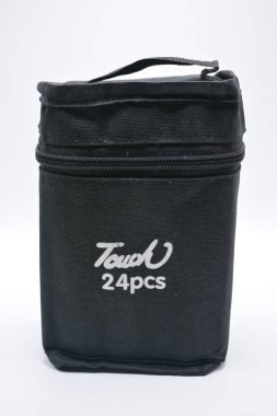 MANILA, PH - 22 Şubat 2025 tarihinde Filipinler 'in Manila şehrinde siyah renkli kalemlere dokunun. Dokunuş, Çin 'de renkli bir keçeli kalem üreticisi..