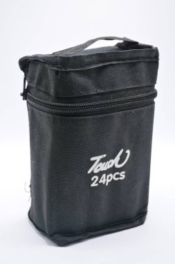 MANILA, PH - 22 Şubat 2025 tarihinde Filipinler 'in Manila şehrinde siyah renkli kalemlere dokunun. Dokunuş, Çin 'de renkli bir keçeli kalem üreticisi..