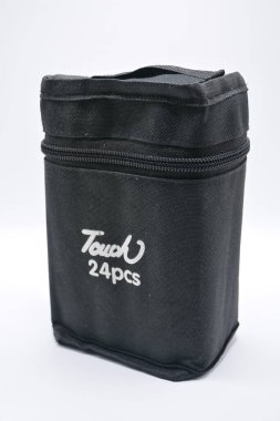 MANILA, PH - 22 Şubat 2025 tarihinde Filipinler 'in Manila şehrinde siyah renkli kalemlere dokunun. Dokunuş, Çin 'de renkli bir keçeli kalem üreticisi..