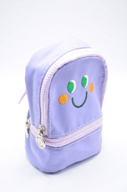 MANILA, PH - 22 Şubat 2025 tarihinde Filipinler, Manila 'da Cilocala mor kesesi. Cilocala, Çin 'de bir aksesuar üreticisi..