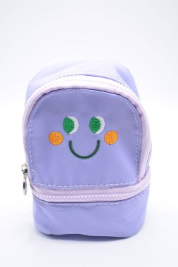 MANILA, PH - 22 Şubat 2025 tarihinde Filipinler, Manila 'da Cilocala mor kesesi. Cilocala, Çin 'de bir aksesuar üreticisi..