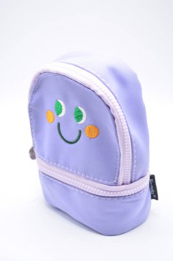 MANILA, PH - 22 Şubat 2025 tarihinde Filipinler, Manila 'da Cilocala mor kesesi. Cilocala, Çin 'de bir aksesuar üreticisi..