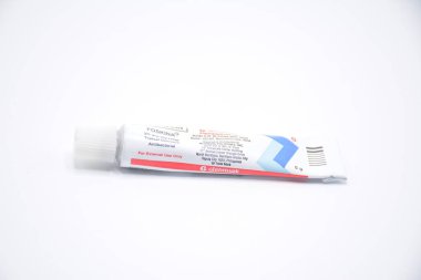 MANILA, PH - 22 Şubat - Foskina merhem tüpü 22 Şubat 2025 tarihinde Manila, Filipinler. Foskina Filipinler 'de bir cilt merhemi üreticisi..