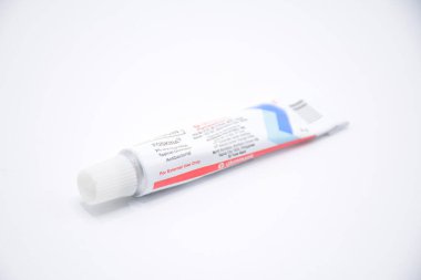 MANILA, PH - 22 Şubat - Foskina merhem tüpü 22 Şubat 2025 tarihinde Manila, Filipinler. Foskina Filipinler 'de bir cilt merhemi üreticisi..