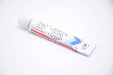 MANILA, PH - 22 Şubat - Foskina merhem tüpü 22 Şubat 2025 tarihinde Manila, Filipinler. Foskina Filipinler 'de bir cilt merhemi üreticisi..