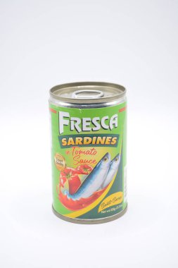 22 Şubat 2025 'te Manila, Filipinler' de domates soslu Fresca sardalyası. Filipinli bir sardalya üreticisi..