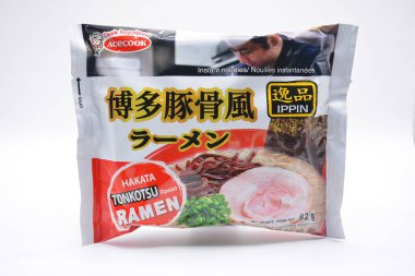 MANILA, PH - FEB 22 - Acecook Ippin Hakata Tonkotsu Flavour Anlık Ramen 22 Şubat 2025 tarihinde Manila, Filipinler 'de. Acecook Japonya 'da bir yemek üreticisi..