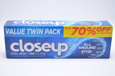 MANILA, PH - FEB 22 - 22 Şubat 2025 'te Filipinler' in Manila şehrinde naneli naneli şeker değeri olan ikiz paketini kapatın. Yakın plan Unilever markasının altında bir diş macunu üreticisi var..