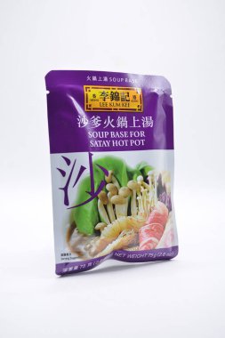 22 Şubat 2025 'te Manila, Filipinler' de satay sıcak ot paketi için Lee kum kee çorbası merkezi. Lee kum kee, Hong Kong 'da yemek çeşni üreticisi..