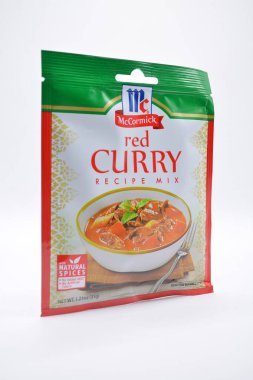 MANILA, PH - FEB 22 - McCormick kırmızı köri tarifi karışımı 22 Şubat 2025 tarihinde Manila, Filipinler 'de. McCormick dünyadaki bir bitki ve baharattır..