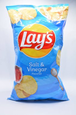 MANILA, PH - 22 Şubat 2025 tarihinde Manila, Filipinler 'de tuz ve sirke aroması serer. Lays, ABD 'de çip üreticisi..