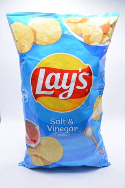 MANILA, PH - 22 Şubat 2025 tarihinde Manila, Filipinler 'de tuz ve sirke aroması serer. Lays, ABD 'de çip üreticisi..