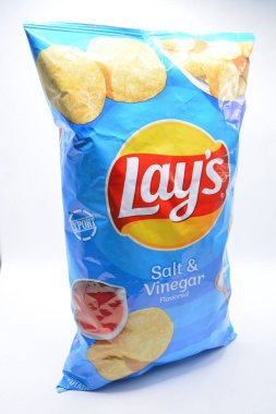 MANILA, PH - 22 Şubat 2025 tarihinde Manila, Filipinler 'de tuz ve sirke aroması serer. Lays, ABD 'de çip üreticisi..