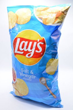 MANILA, PH - 22 Şubat 2025 tarihinde Manila, Filipinler 'de tuz ve sirke aroması serer. Lays, ABD 'de çip üreticisi..