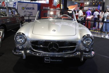 Pasay, PH - NOV 15 - Mercedes benz 190 sl roadster 15 Kasım 2025 tarihinde Pasay, Filipinler 'de Manila Oto Salonu' nda. Manila Oto Salonu, Filipinler 'de bir otomobil fuarı etkinliğidir..