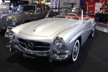 Pasay, PH - NOV 15 - Mercedes benz 190 sl roadster 15 Kasım 2025 tarihinde Pasay, Filipinler 'de Manila Oto Salonu' nda. Manila Oto Salonu, Filipinler 'de bir otomobil fuarı etkinliğidir..