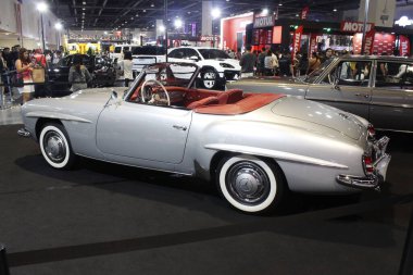 Pasay, PH - NOV 15 - Mercedes benz 190 sl roadster 15 Kasım 2025 tarihinde Pasay, Filipinler 'de Manila Oto Salonu' nda. Manila Oto Salonu, Filipinler 'de bir otomobil fuarı etkinliğidir..