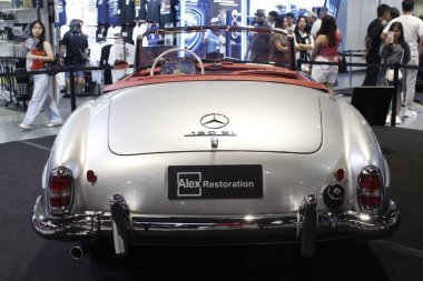 Pasay, PH - NOV 15 - Mercedes benz 190 sl roadster 15 Kasım 2025 tarihinde Pasay, Filipinler 'de Manila Oto Salonu' nda. Manila Oto Salonu, Filipinler 'de bir otomobil fuarı etkinliğidir..