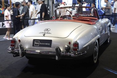 Pasay, PH - NOV 15 - Mercedes benz 190 sl roadster 15 Kasım 2025 tarihinde Pasay, Filipinler 'de Manila Oto Salonu' nda. Manila Oto Salonu, Filipinler 'de bir otomobil fuarı etkinliğidir..