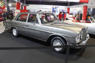 Pasay, PH - NOV 15 - Mercedes benz 280 Manila Oto Salon 'da 15 Kasım 2025, Pasay, Filipinler. Manila Oto Salonu, Filipinler 'de bir otomobil fuarı etkinliğidir..