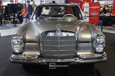 Pasay, PH - NOV 15 - Mercedes benz 280 Manila Oto Salon 'da 15 Kasım 2025, Pasay, Filipinler. Manila Oto Salonu, Filipinler 'de bir otomobil fuarı etkinliğidir..