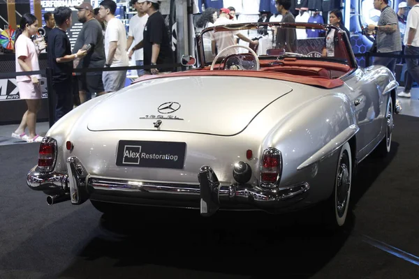 Pasay, PH - NOV 15 - Mercedes benz 190 sl roadster 15 Kasım 2025 tarihinde Pasay, Filipinler 'de Manila Oto Salonu' nda. Manila Oto Salonu, Filipinler 'de bir otomobil fuarı etkinliğidir..