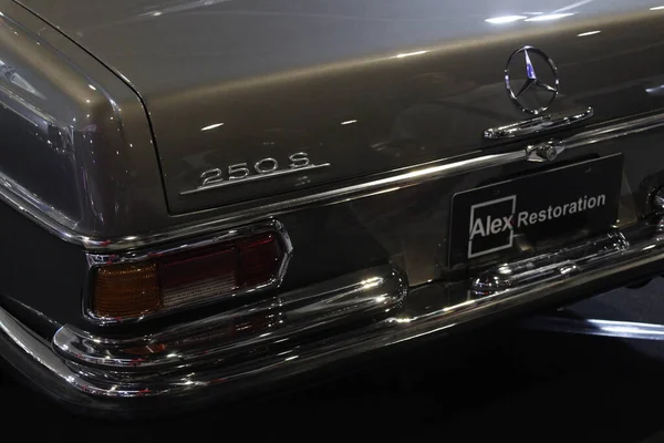 Pasay, PH - NOV 15 - Mercedes benz 280 Manila Oto Salon 'da 15 Kasım 2025, Pasay, Filipinler. Manila Oto Salonu, Filipinler 'de bir otomobil fuarı etkinliğidir..