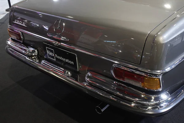 Pasay, PH - NOV 15 - Mercedes benz 280 Manila Oto Salon 'da 15 Kasım 2025, Pasay, Filipinler. Manila Oto Salonu, Filipinler 'de bir otomobil fuarı etkinliğidir..