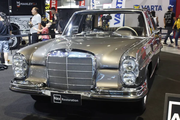 Pasay, PH - NOV 15 - Mercedes benz 280 Manila Oto Salon 'da 15 Kasım 2025, Pasay, Filipinler. Manila Oto Salonu, Filipinler 'de bir otomobil fuarı etkinliğidir..
