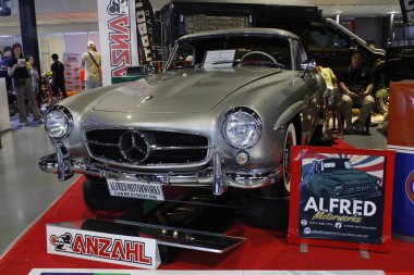 Pasay, PH - NOV 15 - Mercedes benz 190 15 Kasım 2025 tarihinde Pasay, Filipinler 'de Manila Auto Salon' da. Manila Oto Salonu, Filipinler 'de bir otomobil fuarı etkinliğidir..