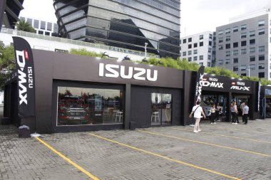 Pasay, PH-15 - Isuzu kabini ön cephesi 15 Kasım 2025 tarihinde Pasay, Filipinler 'de Oto Odak Test Sürüşü. Odak noktası Filipinler 'de düzenlenen bir otomobil etkinliğidir..