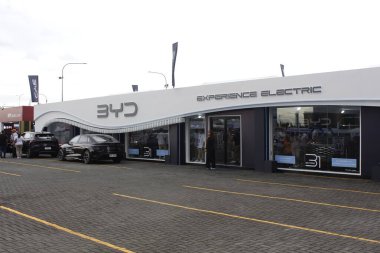 Pasay, PH - NOV 15 - 15 Kasım 2025 tarihinde Pasay, Filipinler 'de Oto Odak Test Sürüşü' nde Byd kabini ön cephesi. Odak noktası Filipinler 'de düzenlenen bir otomobil etkinliğidir..