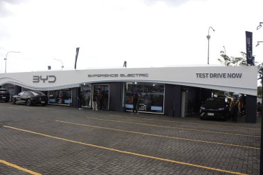 Pasay, PH - NOV 15 - 15 Kasım 2025 tarihinde Pasay, Filipinler 'de Oto Odak Test Sürüşü' nde Byd kabini ön cephesi. Odak noktası Filipinler 'de düzenlenen bir otomobil etkinliğidir..