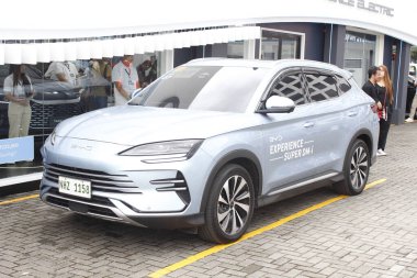 PAsay, PH - NOV 15 - Byd Sealion 6 15 Kasım 2025 tarihinde Pasay, Filipinler 'de Oto odaklı test sürüşünde. Odak noktası Filipinler 'de düzenlenen bir otomobil etkinliğidir..