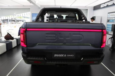 PAsay, PH - NOV 15 - 15 Kasım 2025 tarihinde Pasay, Filipinler 'de Oto odaklı test sürüşünde Byd köpekbalığı. Odak noktası Filipinler 'de düzenlenen bir otomobil etkinliğidir..