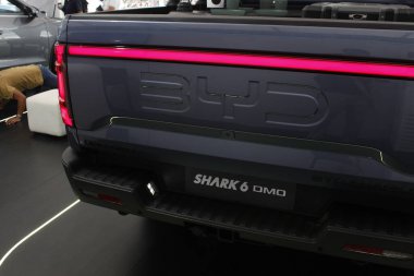 PAsay, PH - NOV 15 - 15 Kasım 2025 tarihinde Pasay, Filipinler 'de Oto odaklı test sürüşünde Byd köpekbalığı. Odak noktası Filipinler 'de düzenlenen bir otomobil etkinliğidir..