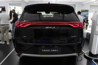 PAsay, PH - NOV 15 - 15 Kasım 2025 tarihinde Pasay, Filipinler 'de Oto odaklı test sürüşünde Byd tang. Odak noktası Filipinler 'de düzenlenen bir otomobil etkinliğidir..