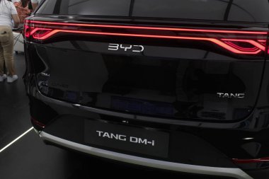 PAsay, PH - NOV 15 - 15 Kasım 2025 tarihinde Pasay, Filipinler 'de Oto odaklı test sürüşünde Byd tang. Odak noktası Filipinler 'de düzenlenen bir otomobil etkinliğidir..