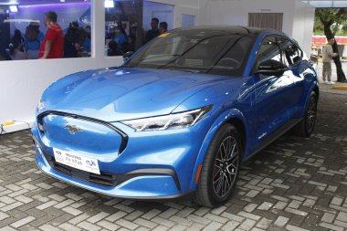 Pasay, PH - NOV 15 - Ford Mustang mach-e 15 Kasım 2025 tarihinde Pasay, Filipinler 'de Oto odaklı test sürüşünde. Odak noktası Filipinler 'de düzenlenen bir otomobil etkinliğidir..