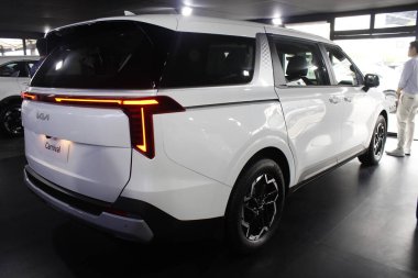 Pasay, PH-15 - Kia karnavalı 15 Kasım 2025 tarihinde Pasay, Filipinler 'de Auto Focus test sürüşünde. Odak noktası Filipinler 'de düzenlenen bir otomobil etkinliğidir..