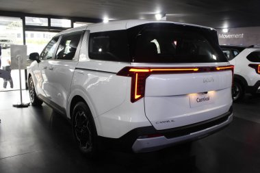 Pasay, PH-15 - Kia karnavalı 15 Kasım 2025 tarihinde Pasay, Filipinler 'de Auto Focus test sürüşünde. Odak noktası Filipinler 'de düzenlenen bir otomobil etkinliğidir..