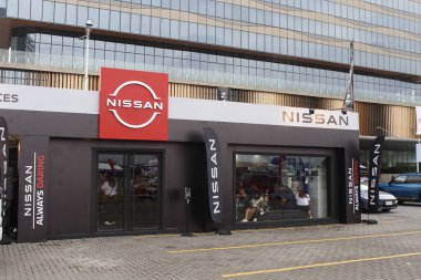 Pasay, PH-15 - Nissan standı 15 Kasım 2025 tarihinde Pasay, Filipinler 'de Oto Odak Test Sürüşü' nde. Odak noktası Filipinler 'de düzenlenen bir otomobil etkinliğidir..