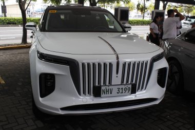 PAsay, PH - NOV 15 - Hongqi e-hs9 15 Kasım 2025 tarihinde Pasay, Filipinler 'de Oto Odak Test Sürüşü. Odak noktası Filipinler 'de düzenlenen bir otomobil etkinliğidir..