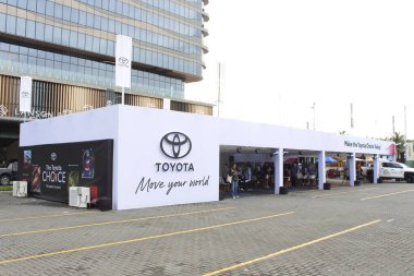 Pasay, PH-15 - 15 Kasım 2025 tarihinde Pasay, Filipinler 'de Oto Odak Test Sürücüsü Toyota standı. Odak noktası Filipinler 'de düzenlenen bir otomobil etkinliğidir..