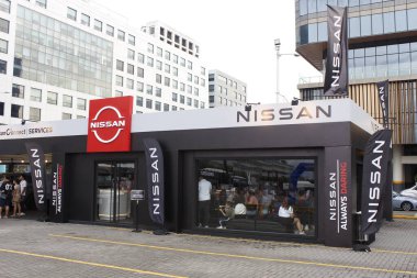 Pasay, PH-15 - Nissan standı 15 Kasım 2025 tarihinde Pasay, Filipinler 'de Oto Odak Test Sürüşü' nde. Odak noktası Filipinler 'de düzenlenen bir otomobil etkinliğidir..