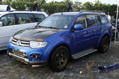 Pasay, PH-13 - Mitsubishi montero Bumper 2 Tampon Araba Fuarı 'nda 13 Aralık 2025, Pasay, Filipinler. Bumper 2 Bumper, Filipinler 'de düzenlenen bir otomobil fuarıdır..