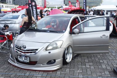 Pasay, PH-13 - Toyota vios Bumper 2 Tampon Araba Fuarı 'nda 13 Aralık 2025, Pasay, Filipinler. Bumper 2 Bumper, Filipinler 'de düzenlenen bir otomobil fuarıdır..