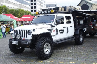 Pasay, PH-13 - 13 Aralık 2025 tarihinde Filipinler 'in Pasay kentinde Tampon 2 Araba Fuarı' nda Jeep gladyatörü. Bumper 2 Bumper, Filipinler 'de düzenlenen bir otomobil fuarıdır..